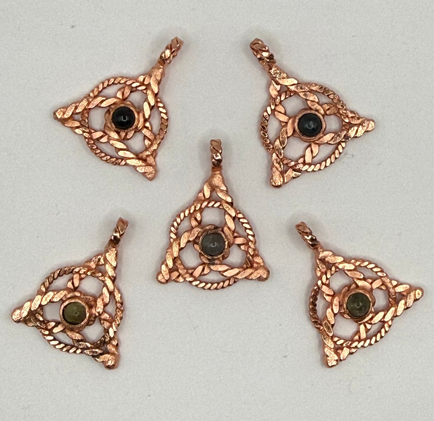 Tensor-Kettenanhänger Triqueta klein mit Stein