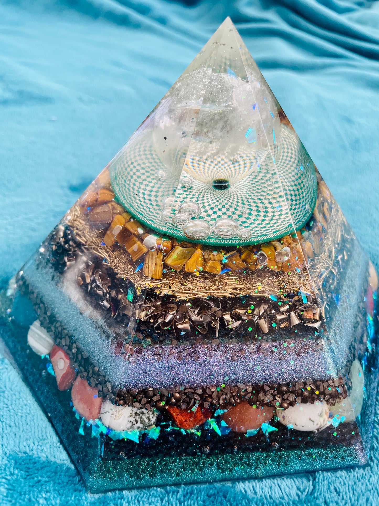 Orgonit Hexagon Pyramide - Gaia-healing.de