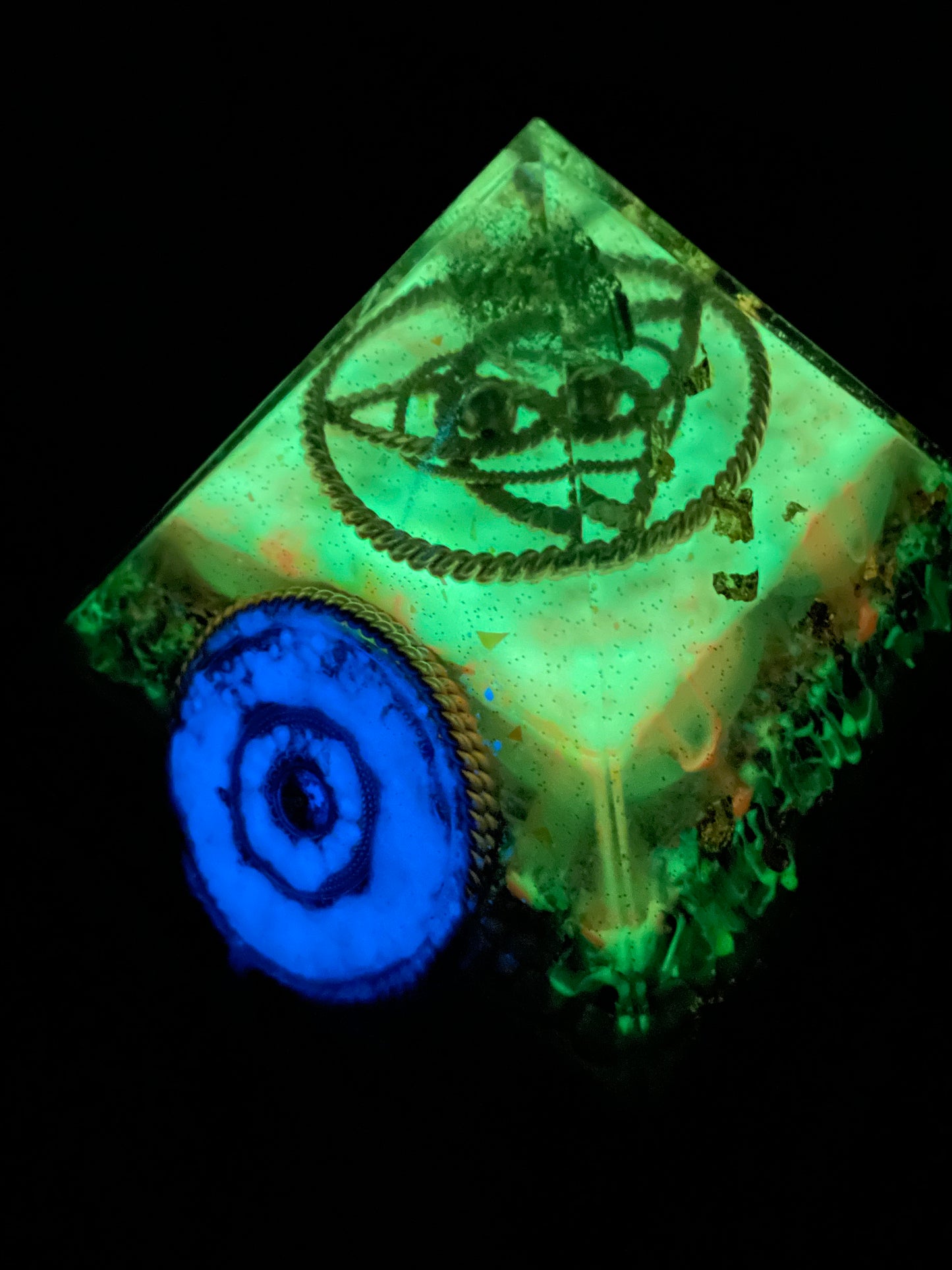 Orgonit Gyza Paramide „Blue eye“ glow in the dark - Gaia-healing.de