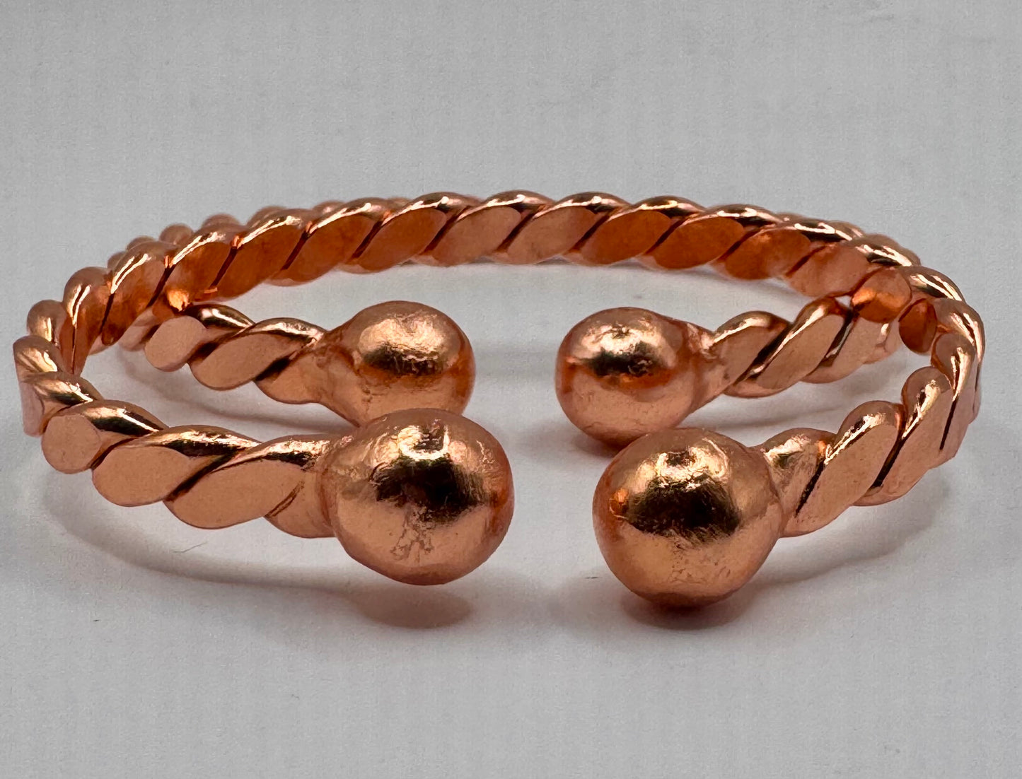 Tensor Armreif geklopft offen mit Kugeln