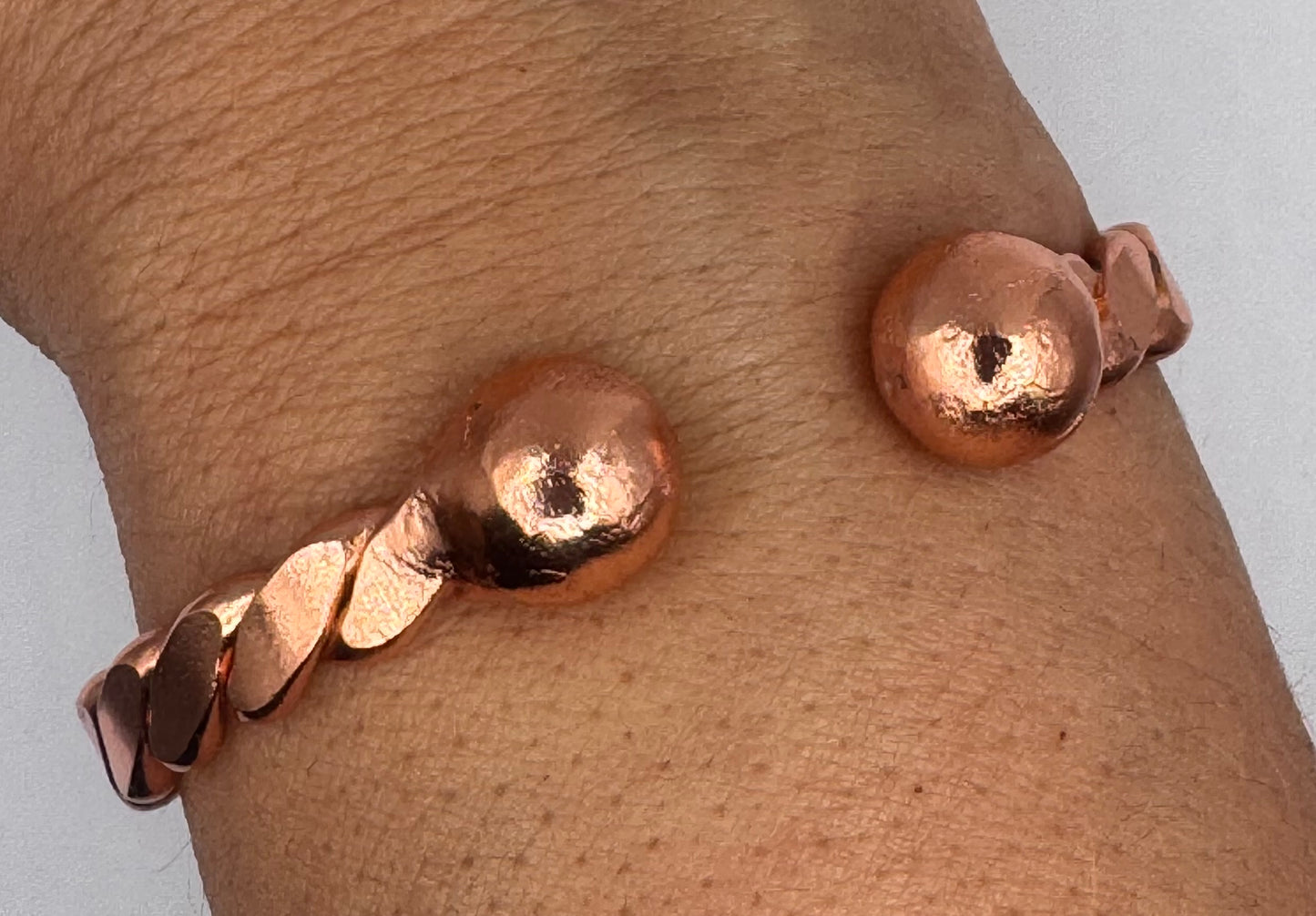 Tensor Armreif geklopft offen mit Kugeln