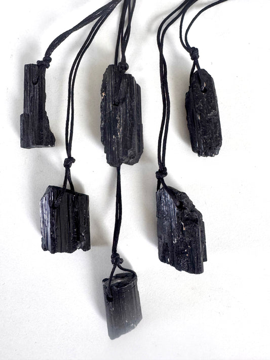 schwarzer Turmalin Anhänger naturbelassen