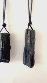 schwarzer Turmalin Anhänger naturbelassen