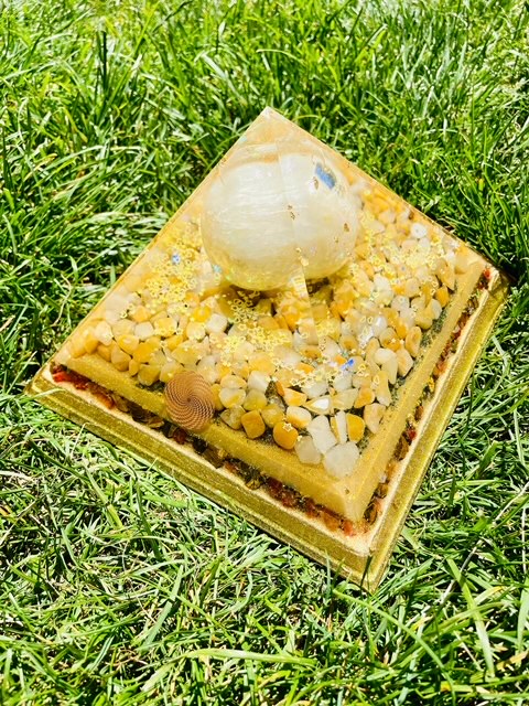 Orgonit Gyza Pyramide "Sonnenschein" - Gaia-healing.de