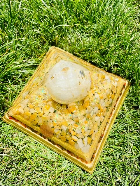 Orgonit Gyza Pyramide "Sonnenschein" - Gaia-healing.de