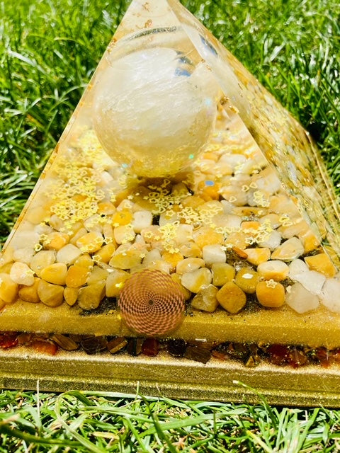Orgonit Gyza Pyramide "Sonnenschein" - Gaia-healing.de
