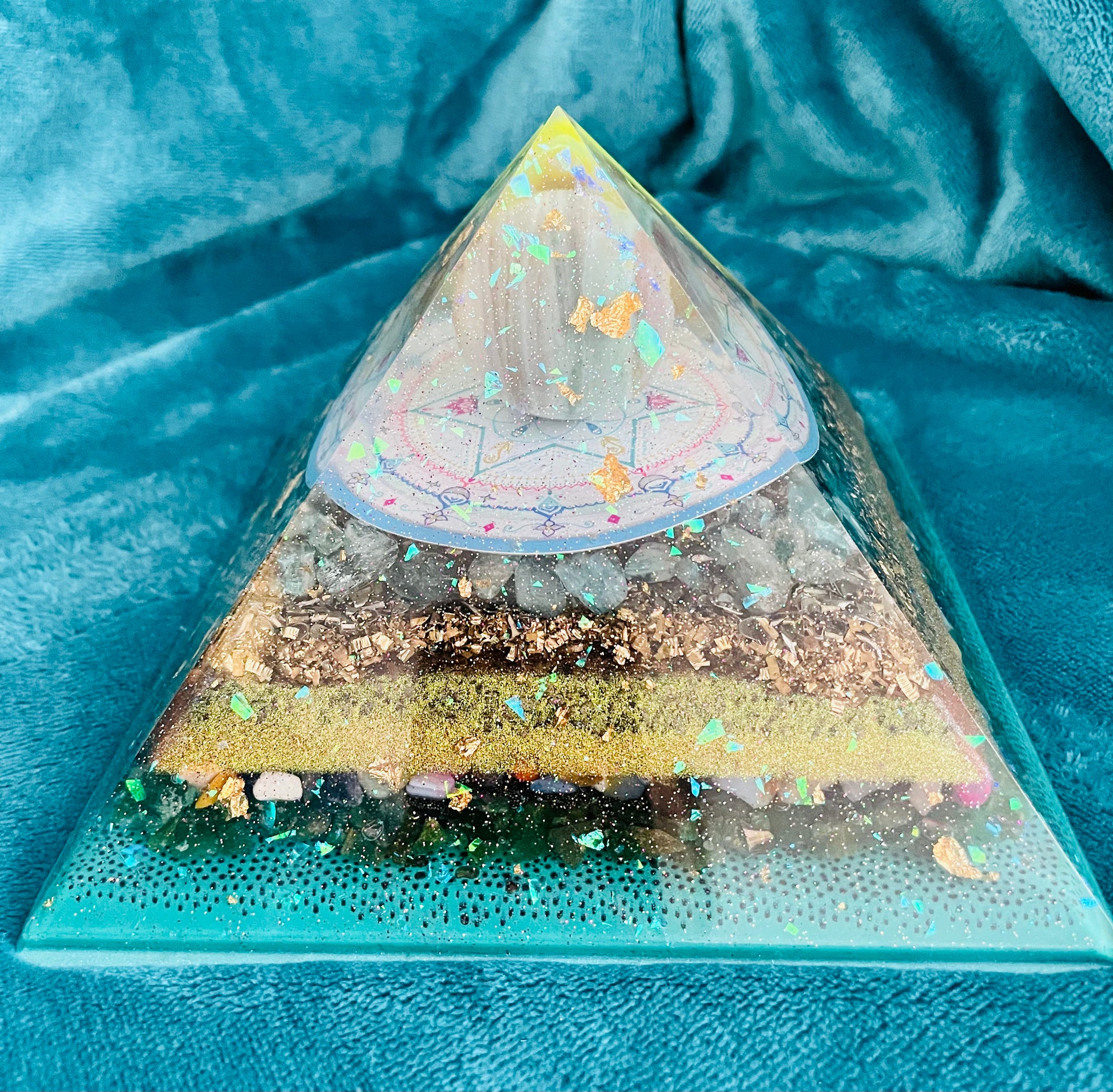 Orgonit Gyza Pyramide „turquoise glow in the dark“ - Gaia-healing.de