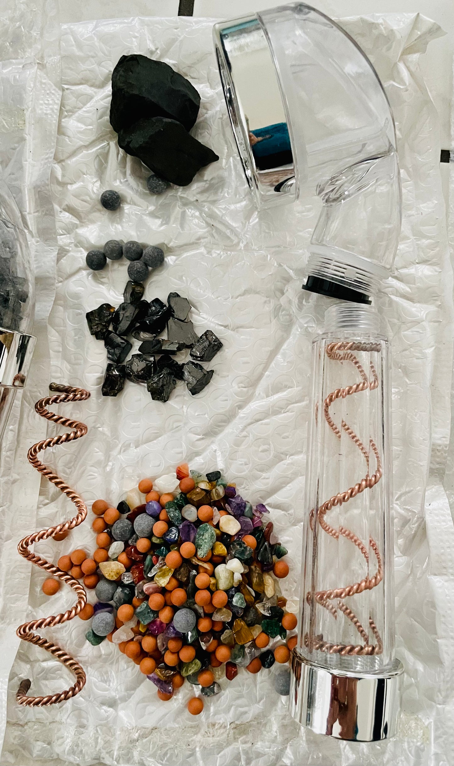 Energie-Duschkopf mit Edelschungit, Tensor-Wasserspirale und vielem mehr - Gaia-healing.de