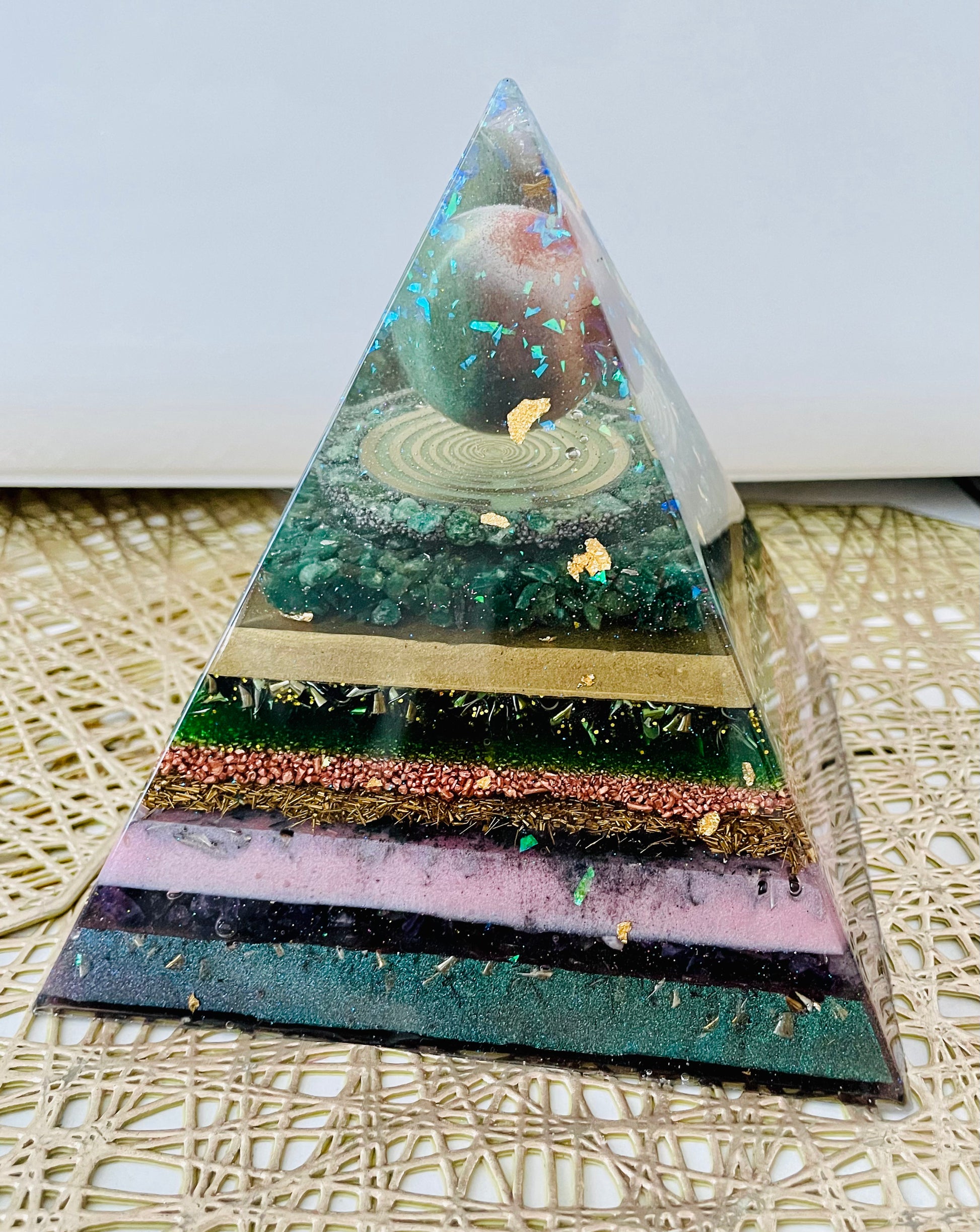 Orgonit Pyramide „Planet“ - Gaia-healing.de