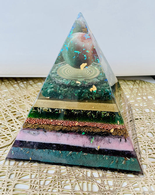 Orgonit Pyramide „Planet“ - Gaia-healing.de