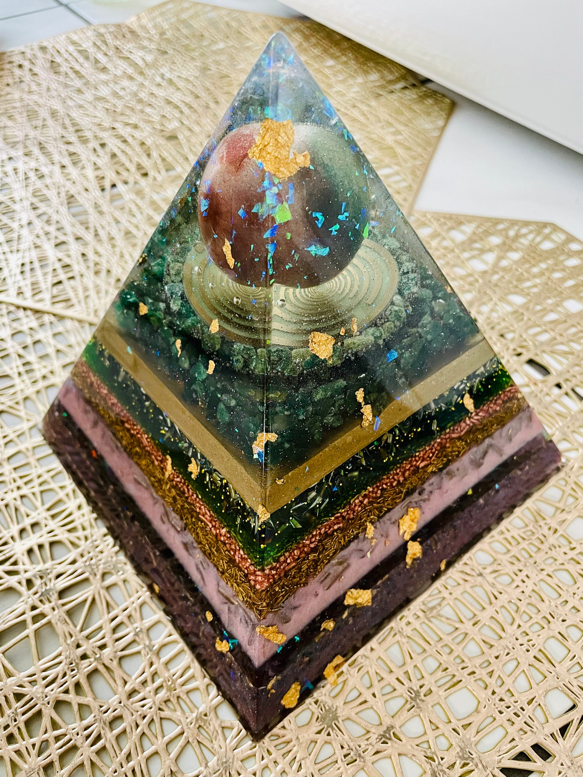 Orgonit Pyramide „Planet“ - Gaia-healing.de