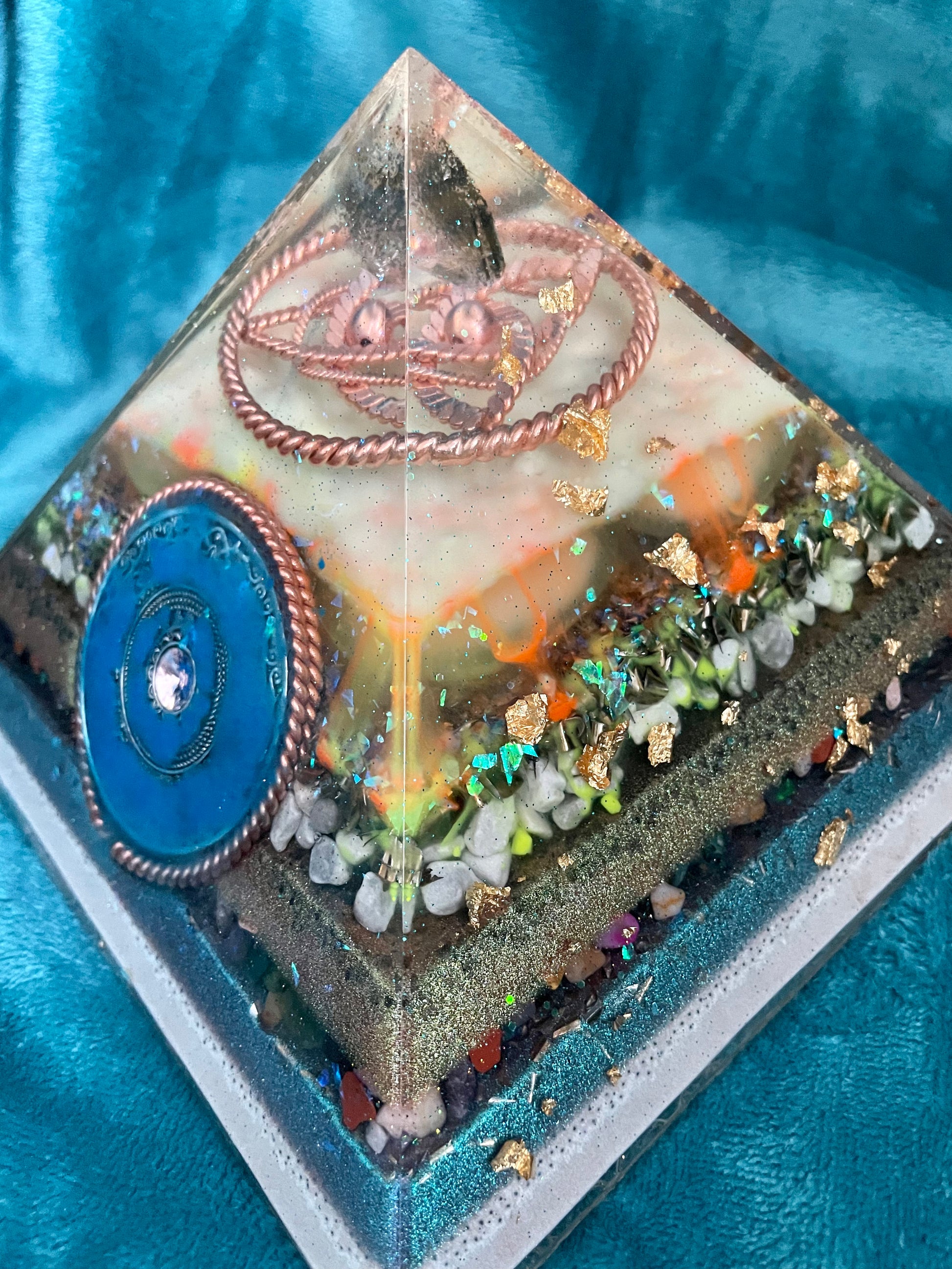 Orgonit Gyza Paramide „Blue eye“ glow in the dark - Gaia-healing.de