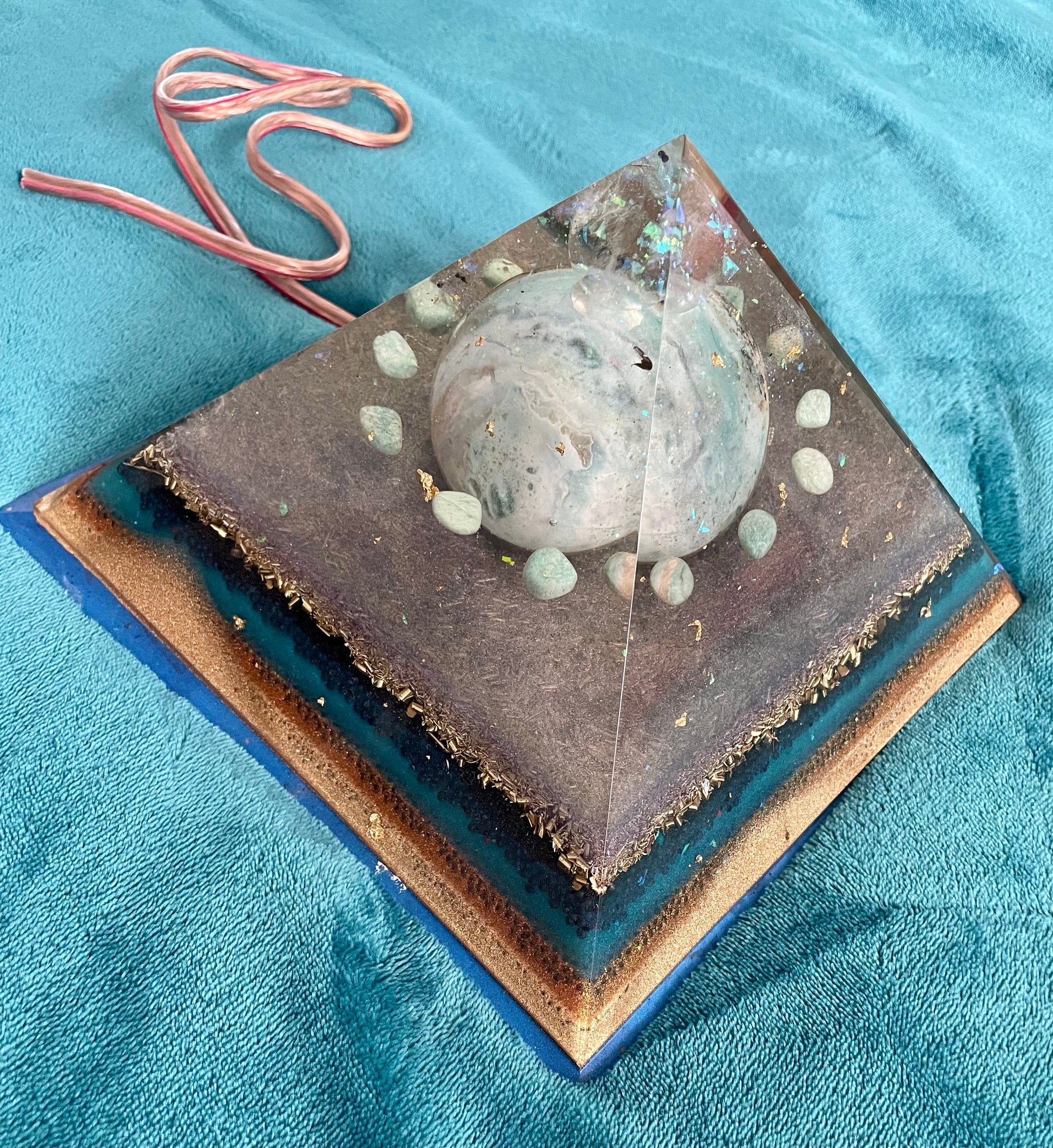 Orgonit Gyza Pyramide „Universum“ - Gaia-healing.de