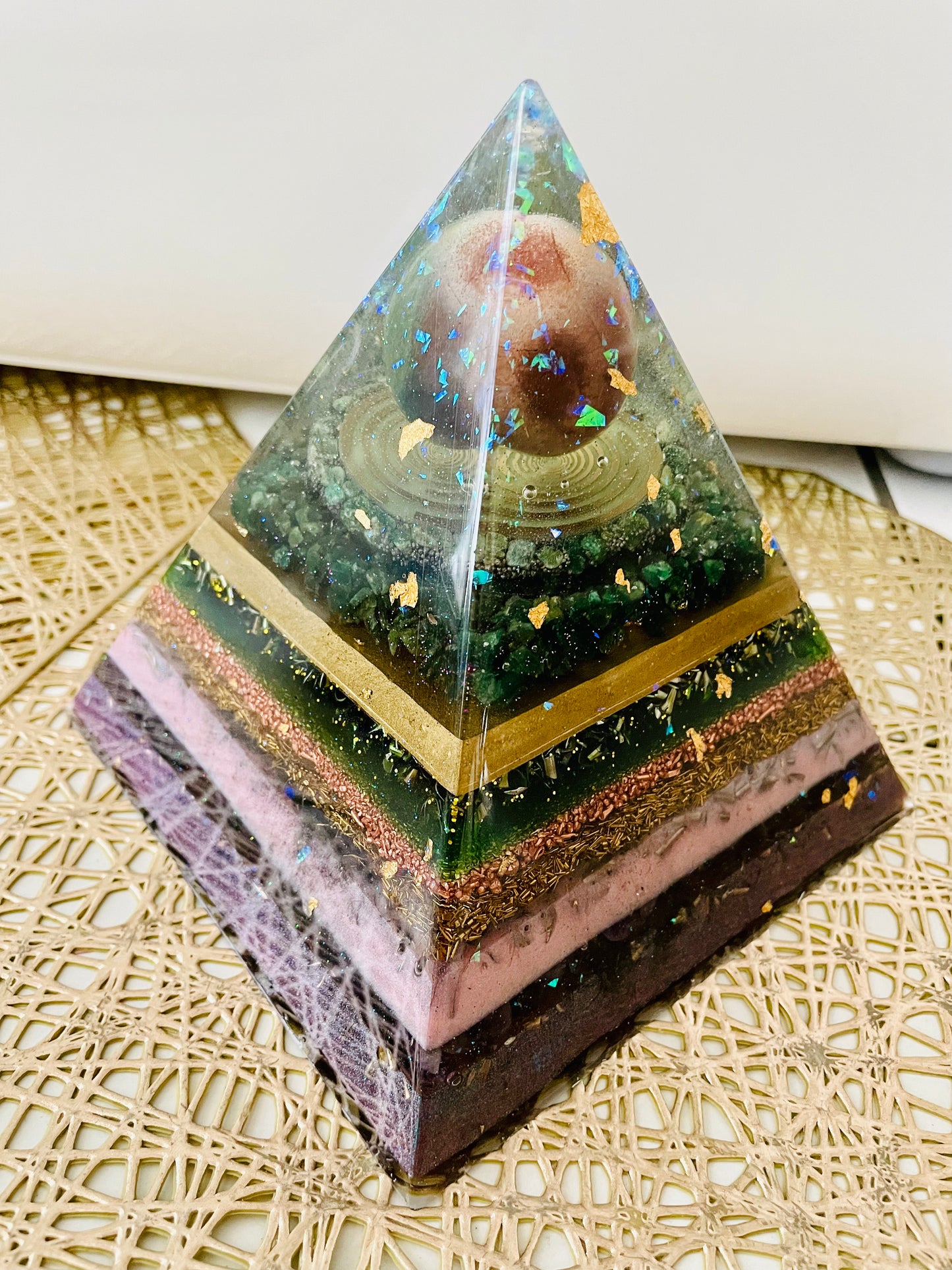 Orgonit Pyramide „Planet“ - Gaia-healing.de