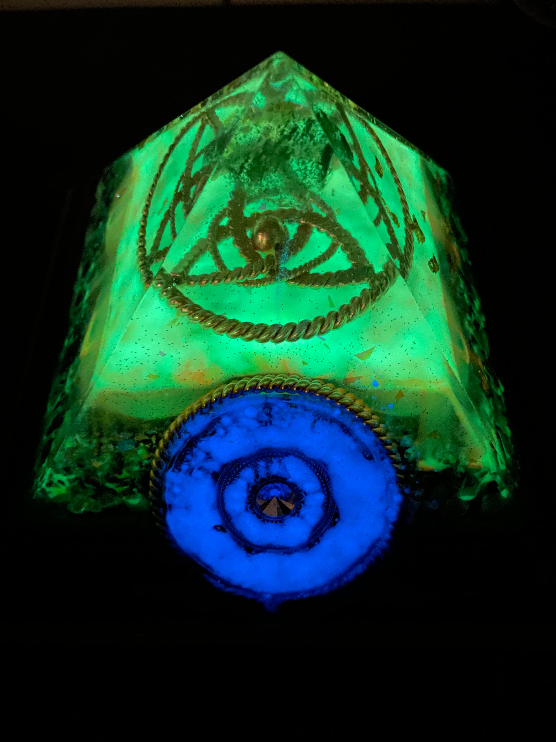 Orgonit Gyza Paramide „Blue eye“ glow in the dark - Gaia-healing.de