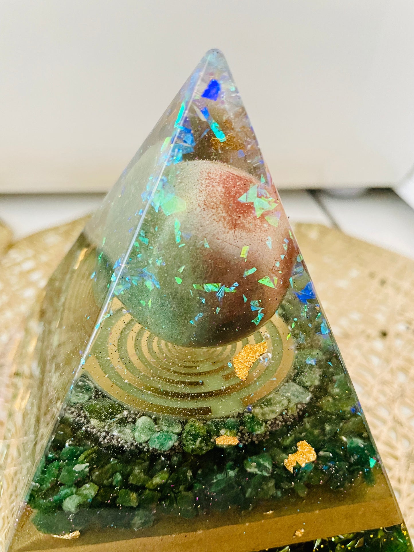 Orgonit Pyramide „Planet“ - Gaia-healing.de