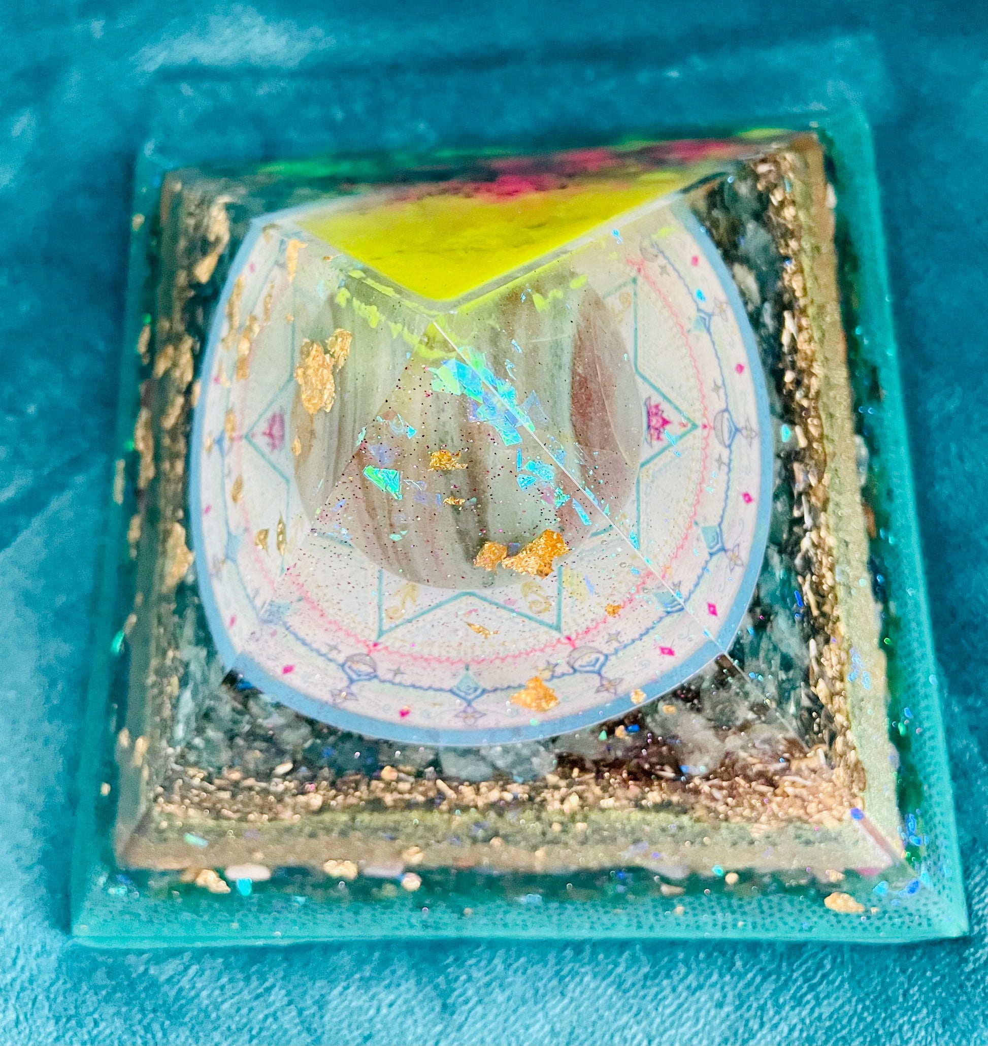 Orgonit Gyza Pyramide „turquoise glow in the dark“ - Gaia-healing.de