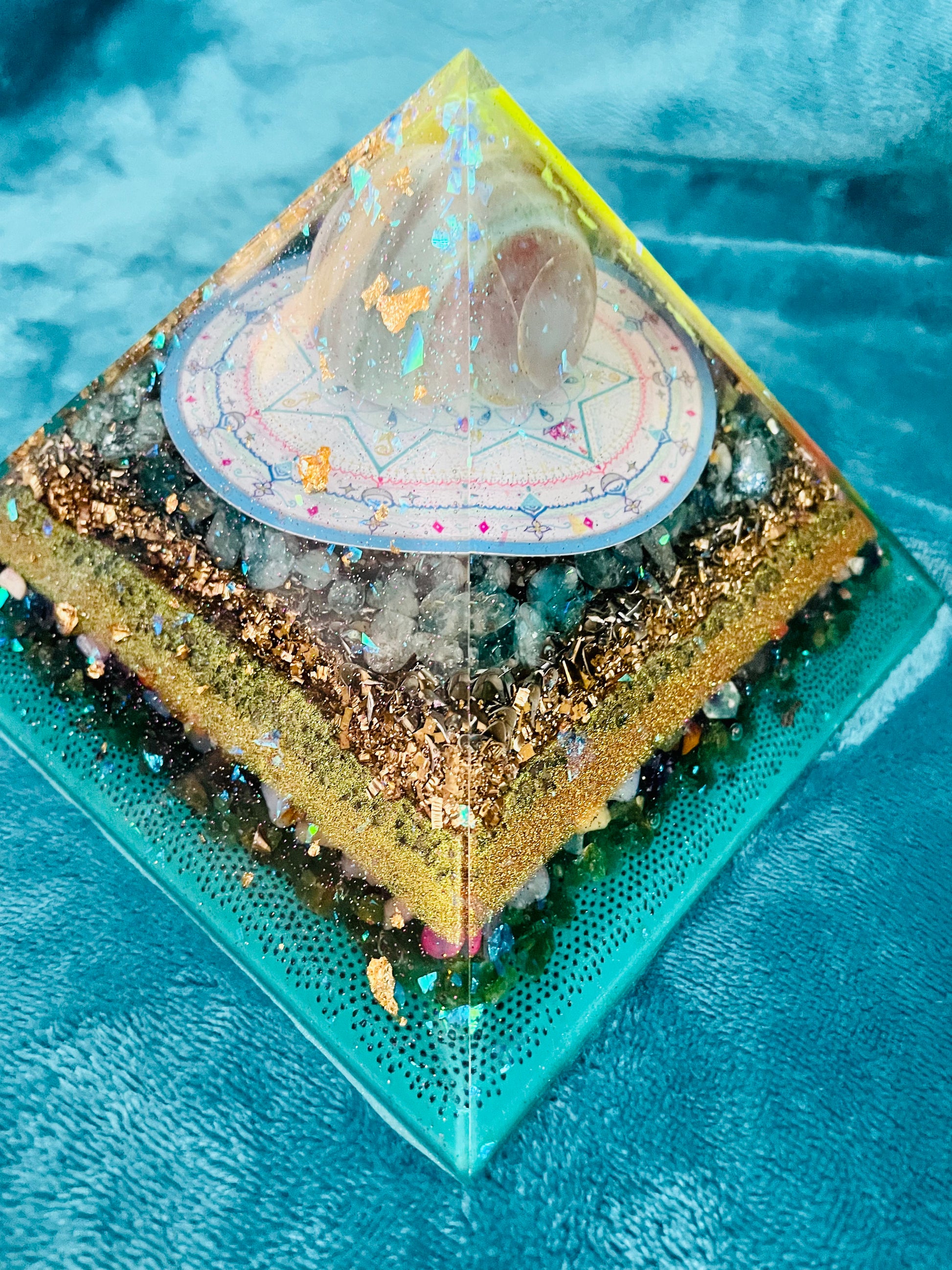 Orgonit Gyza Pyramide „turquoise glow in the dark“ - Gaia-healing.de