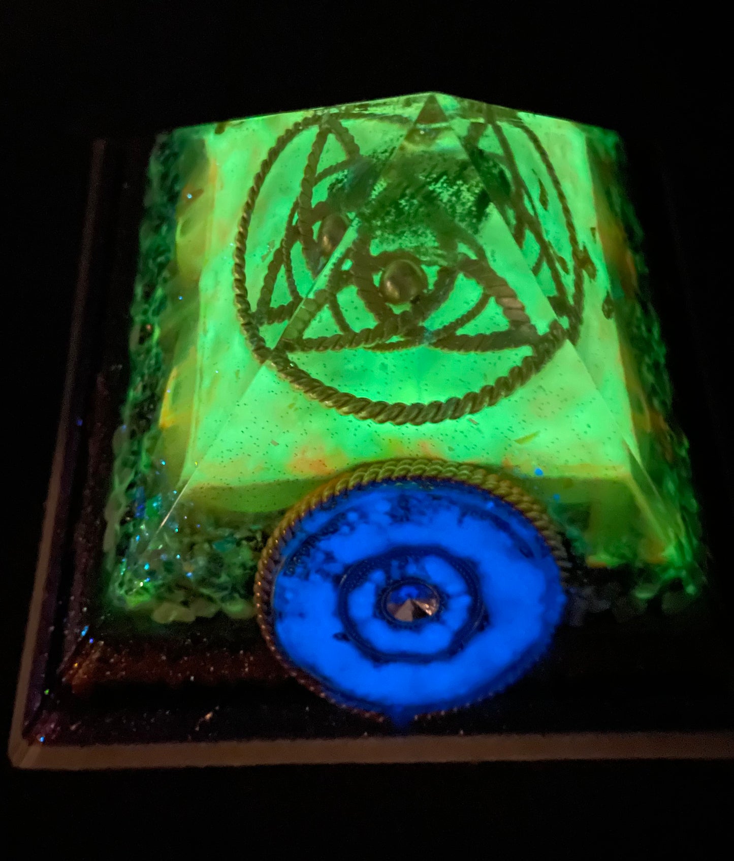 Orgonit Gyza Paramide „Blue eye“ glow in the dark - Gaia-healing.de