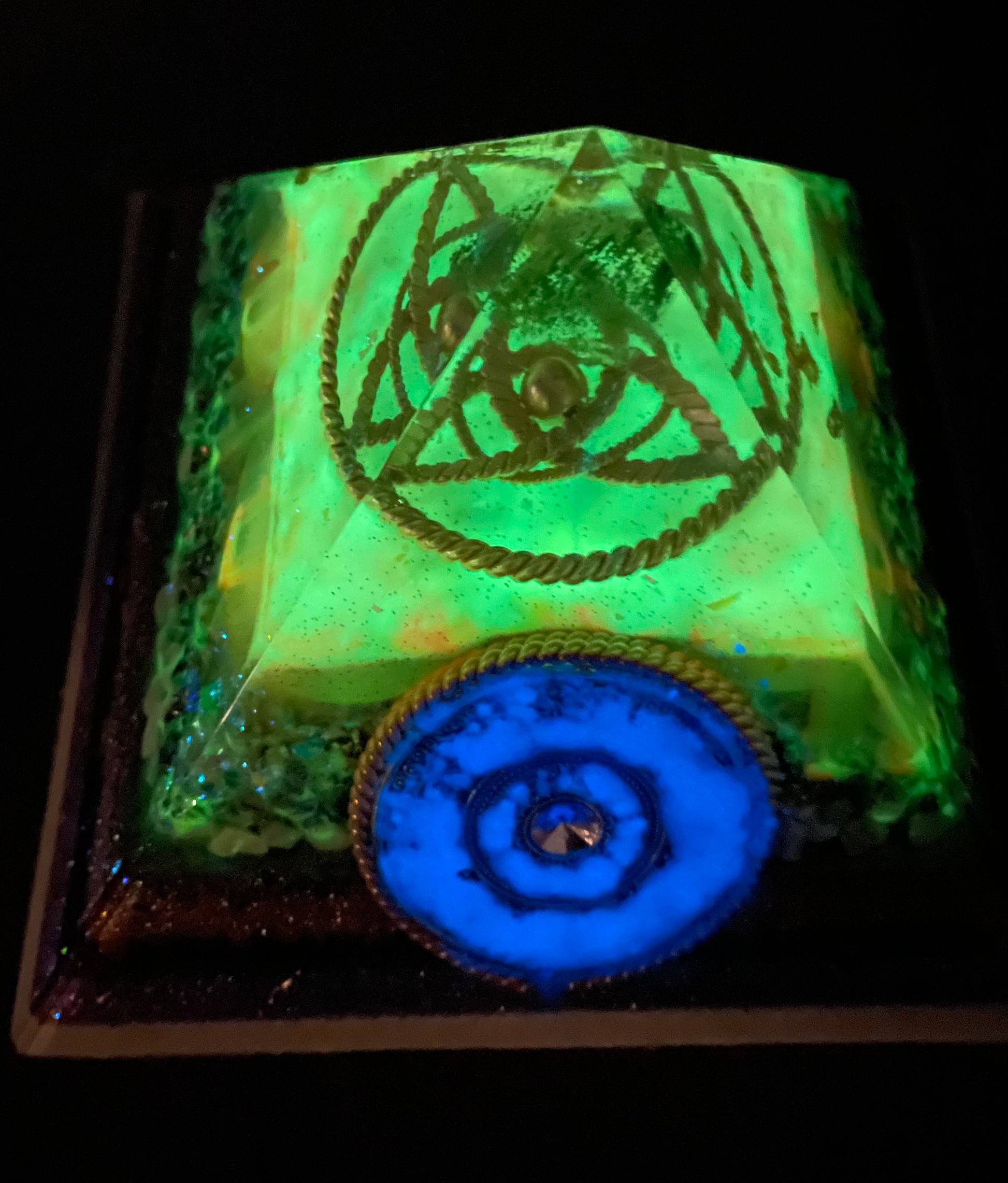 Orgonit Gyza Paramide „Blue eye“ glow in the dark - Gaia-healing.de
