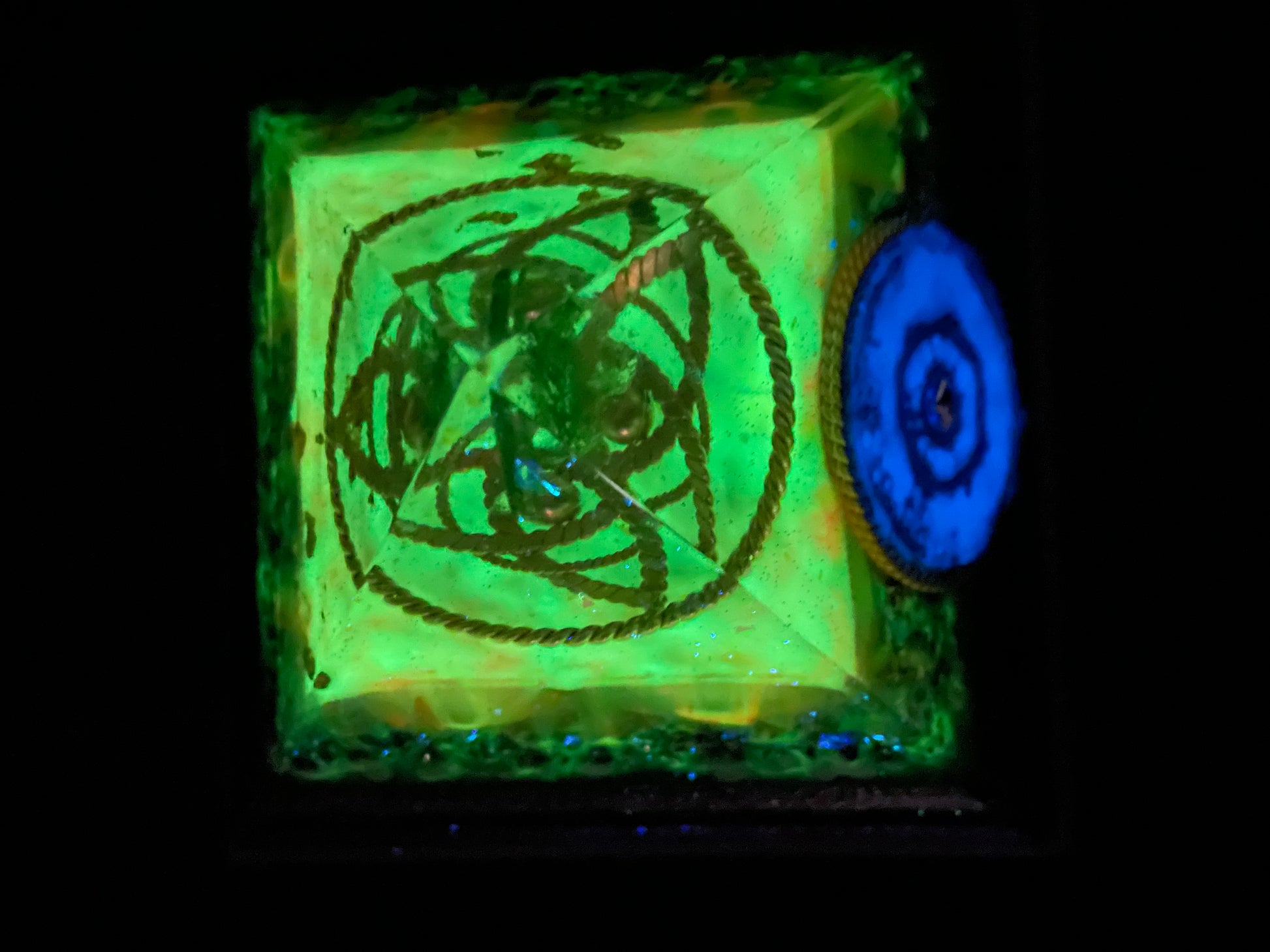 Orgonit Gyza Paramide „Blue eye“ glow in the dark - Gaia-healing.de