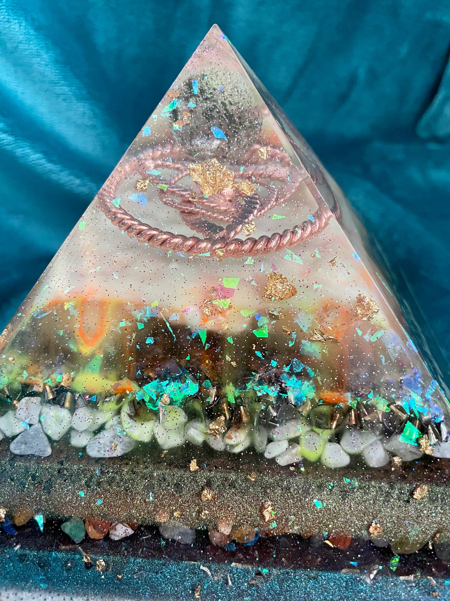 Orgonit Gyza Paramide „Blue eye“ glow in the dark - Gaia-healing.de