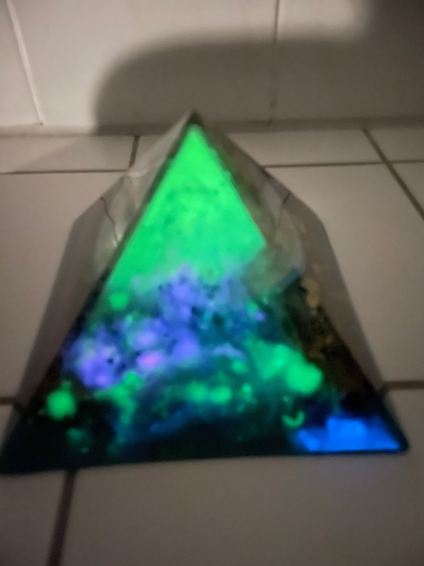 Orgonit Gyza Pyramide „turquoise glow in the dark“ - Gaia-healing.de