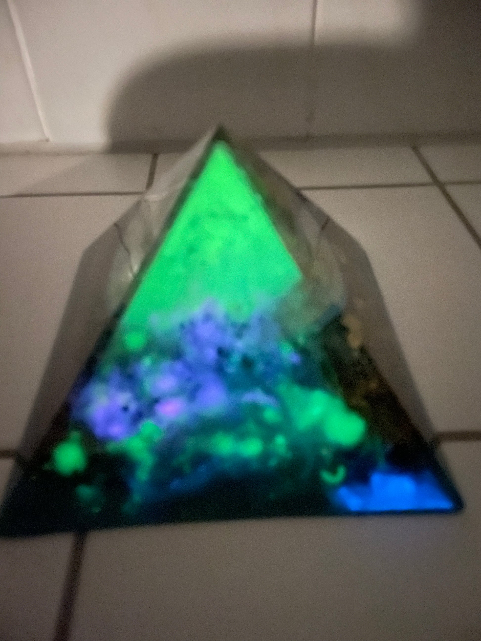Orgonit Gyza Pyramide „turquoise glow in the dark“ - Gaia-healing.de