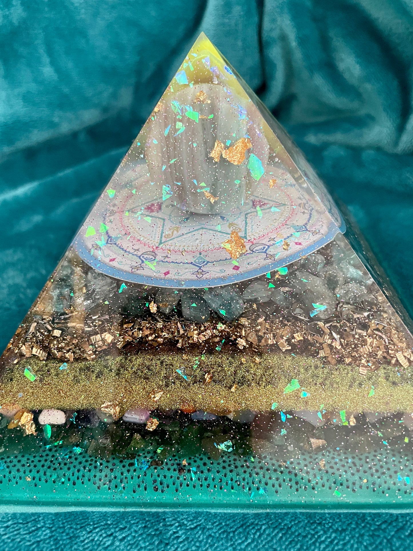 Orgonit Gyza Pyramide „turquoise glow in the dark“ - Gaia-healing.de