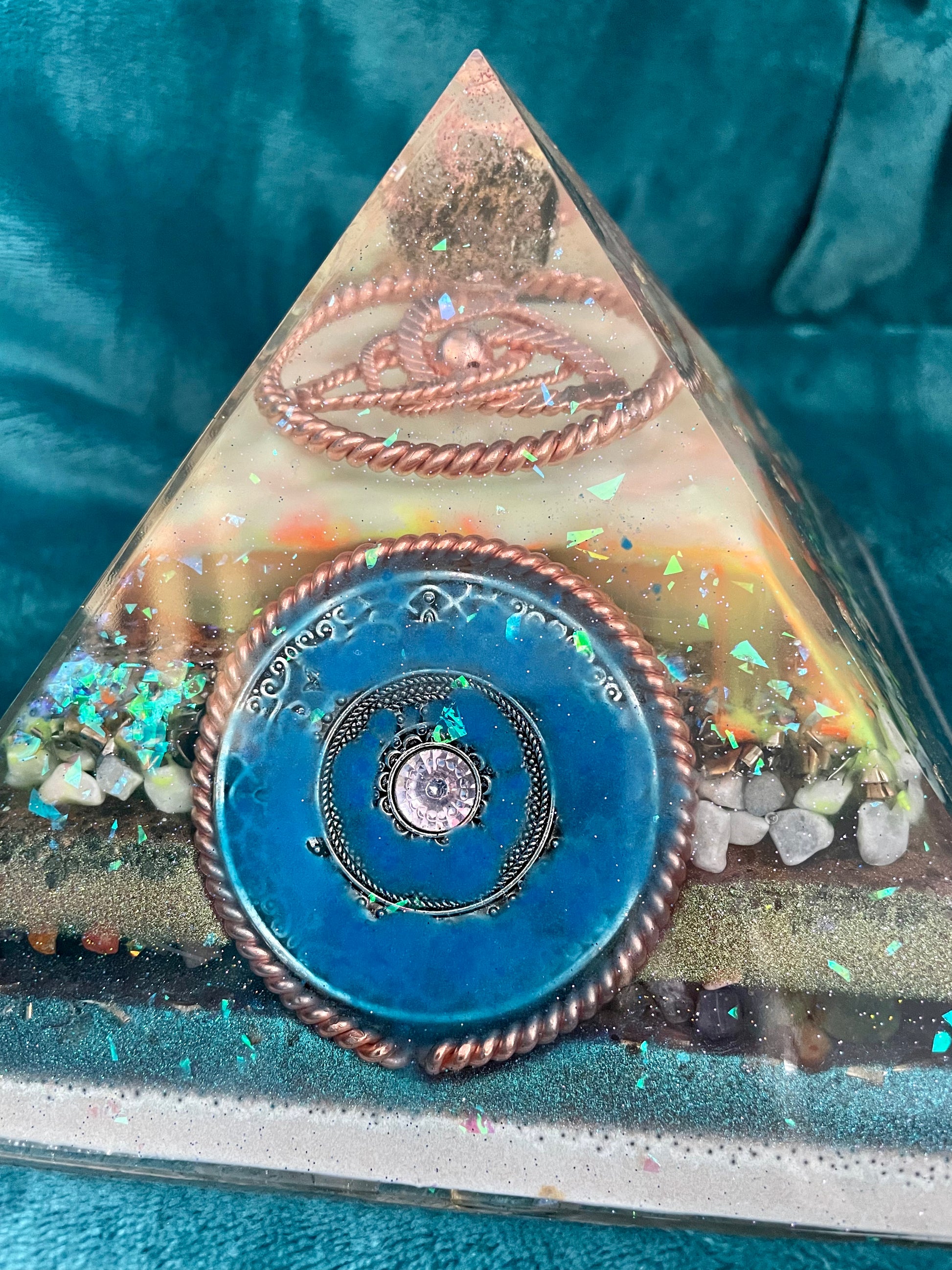 Orgonit Gyza Paramide „Blue eye“ glow in the dark - Gaia-healing.de