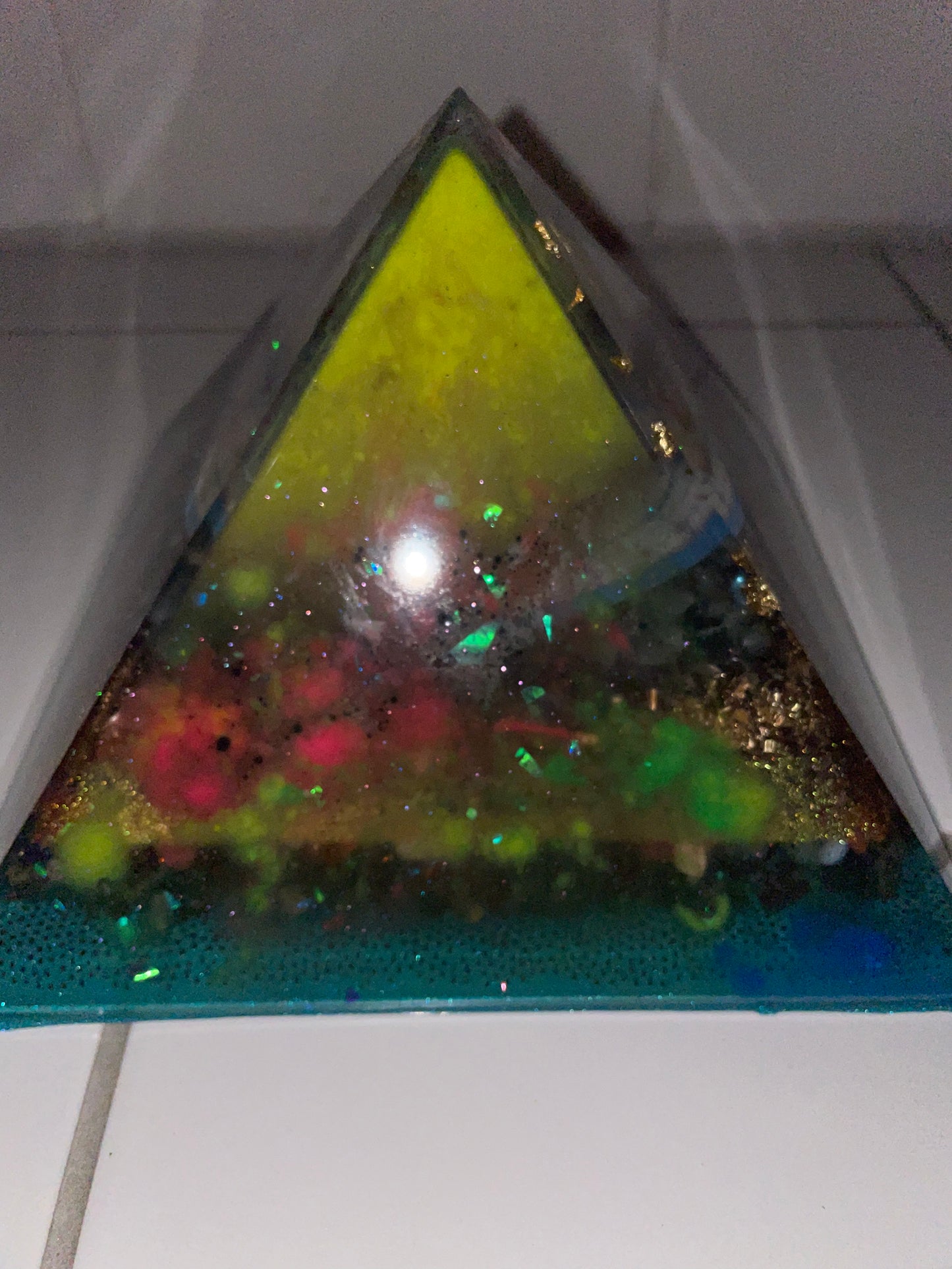 Orgonit Gyza Pyramide „turquoise glow in the dark“ - Gaia-healing.de