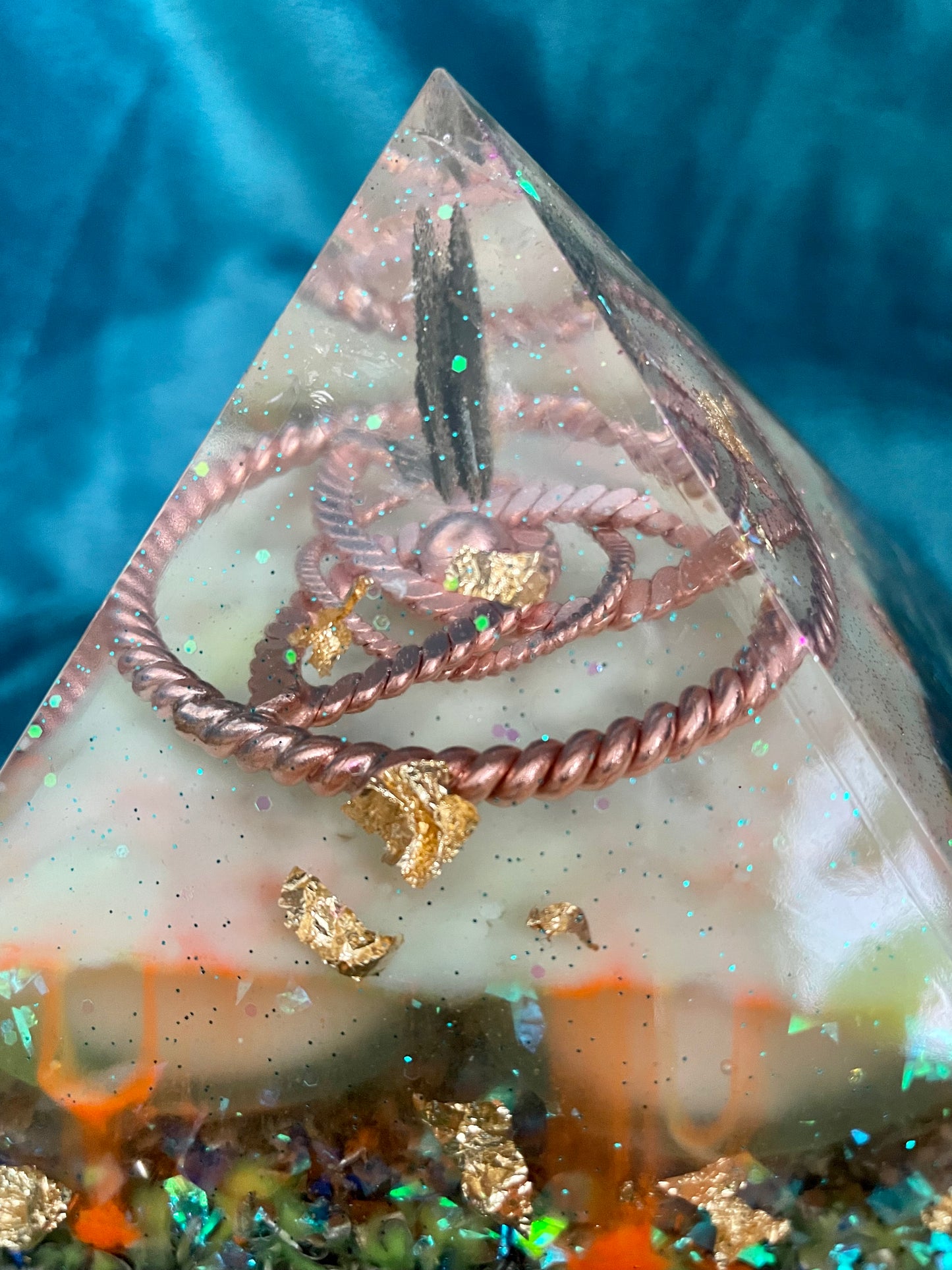 Orgonit Gyza Paramide „Blue eye“ glow in the dark - Gaia-healing.de