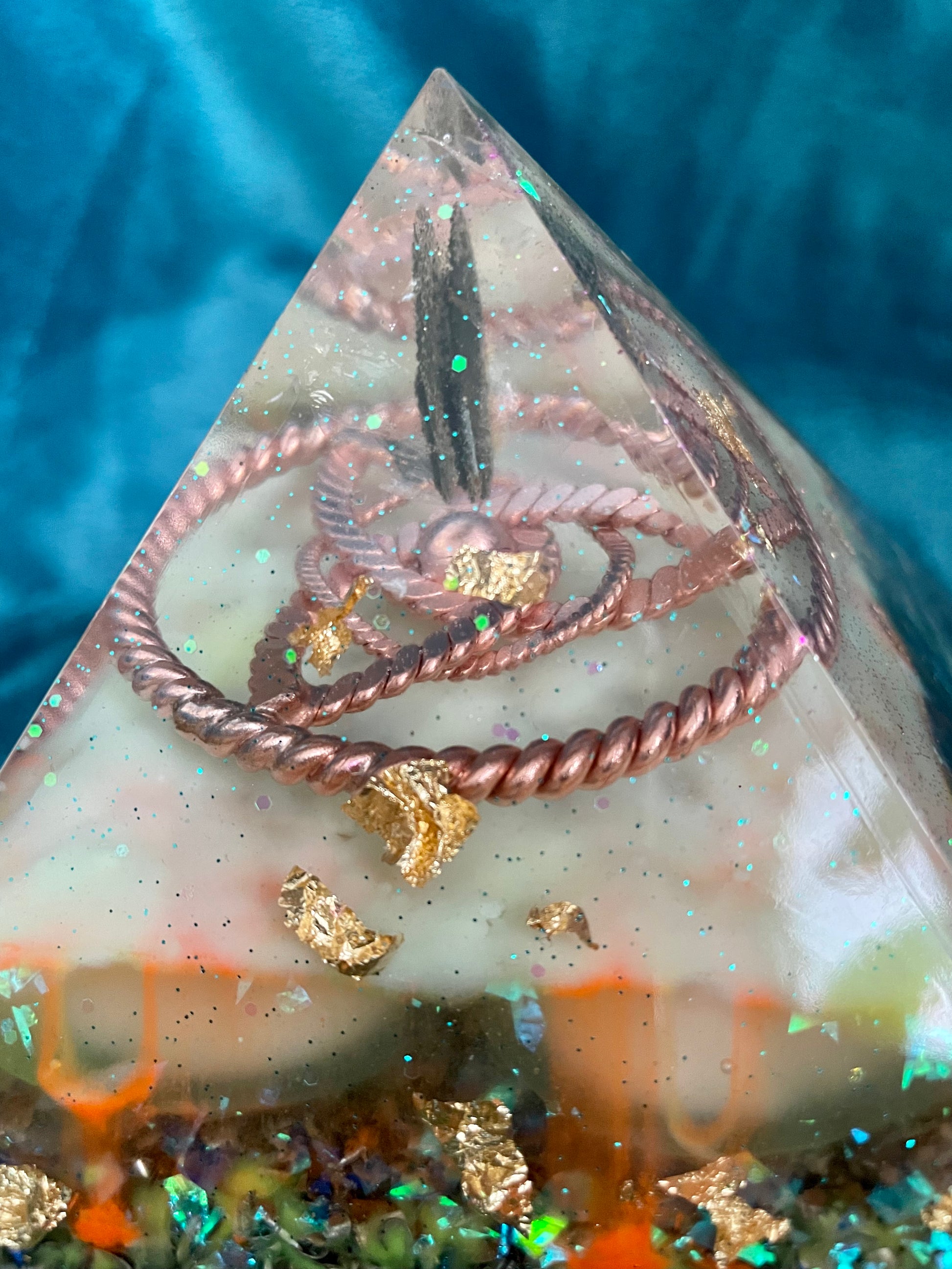 Orgonit Gyza Paramide „Blue eye“ glow in the dark - Gaia-healing.de