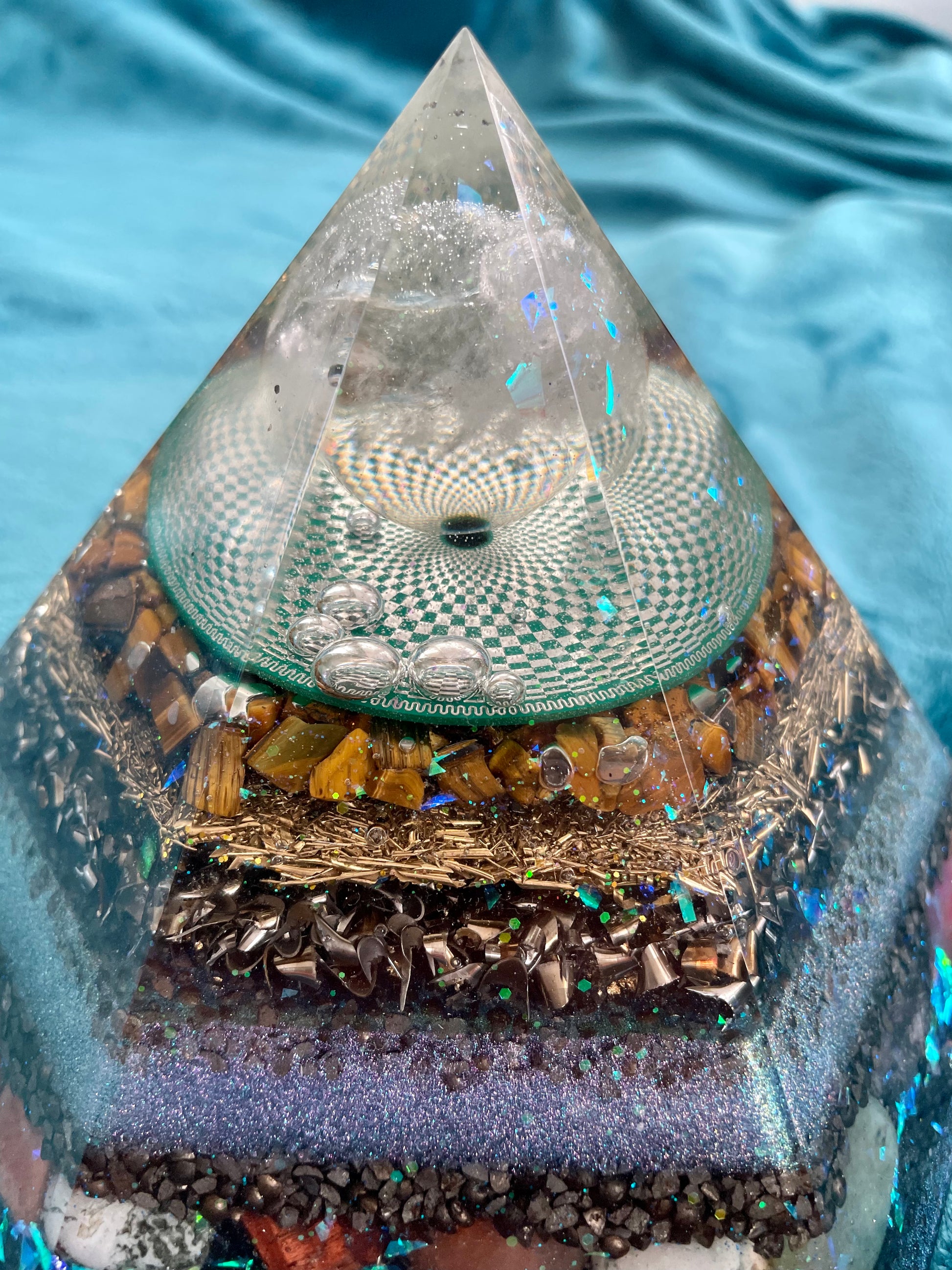 Orgonit Hexagon Pyramide - Gaia-healing.de