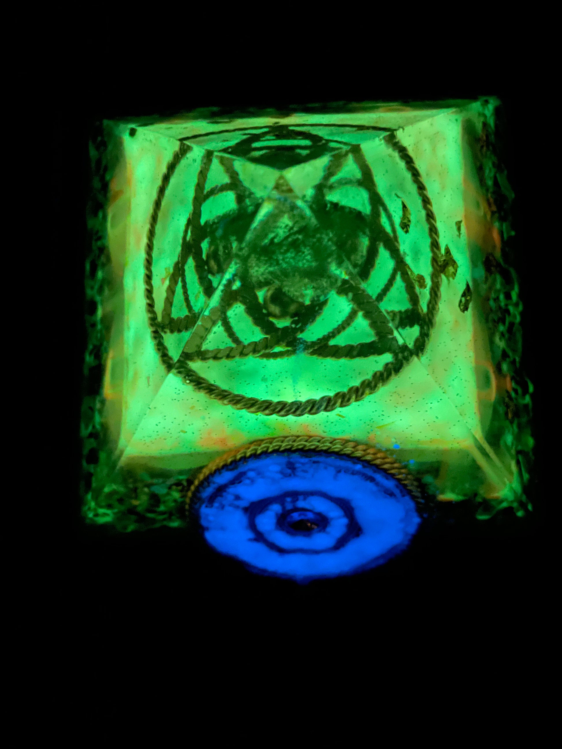 Orgonit Gyza Paramide „Blue eye“ glow in the dark - Gaia-healing.de