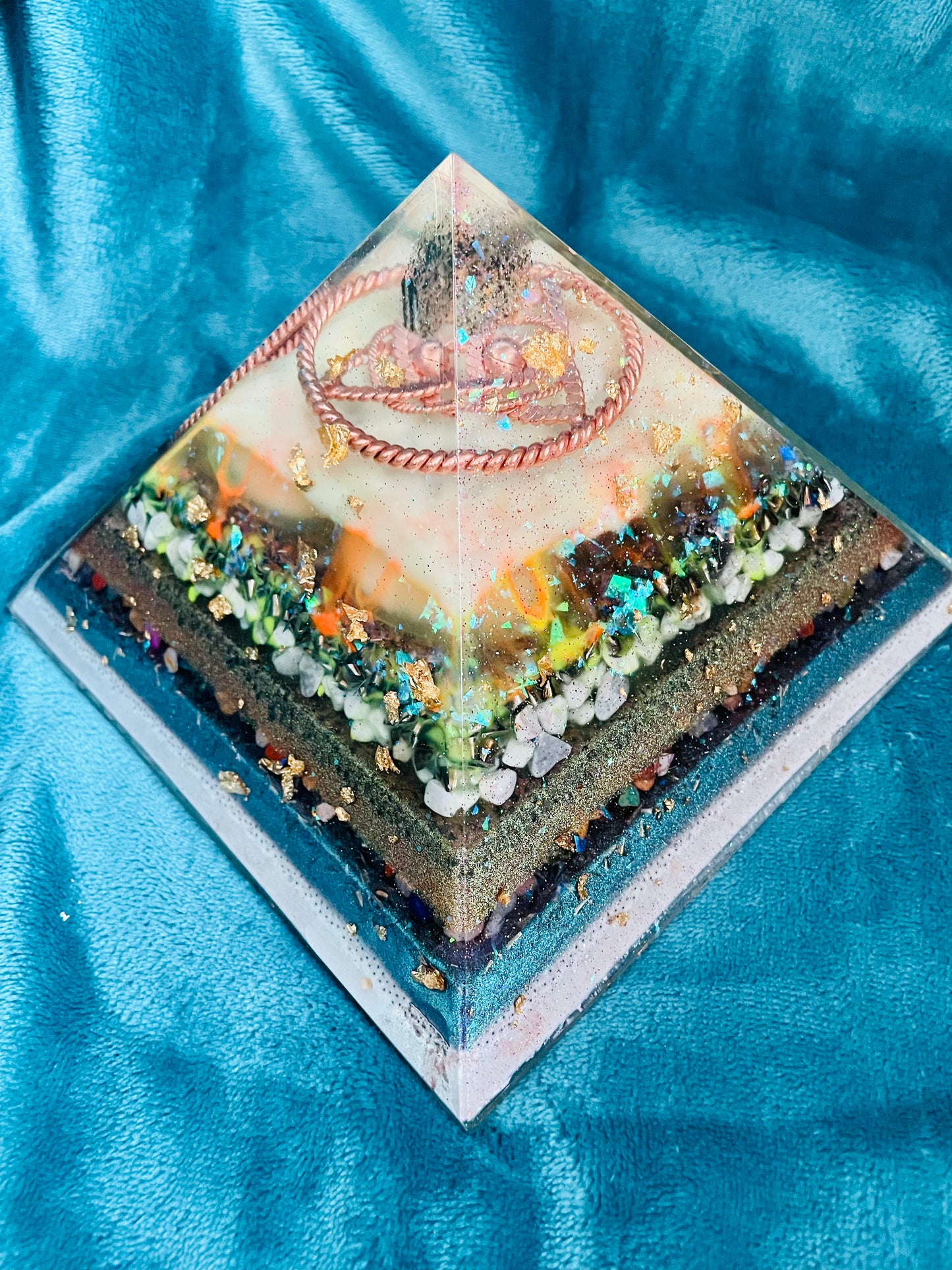 Orgonit Gyza Paramide „Blue eye“ glow in the dark - Gaia-healing.de