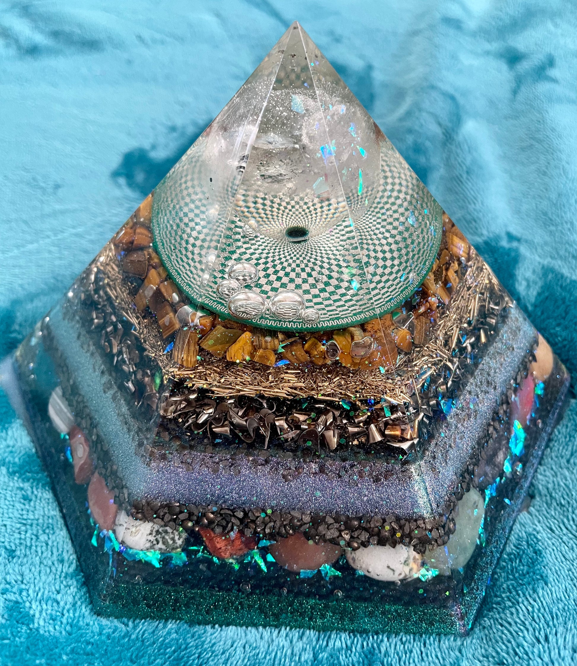 Orgonit Hexagon Pyramide - Gaia-healing.de