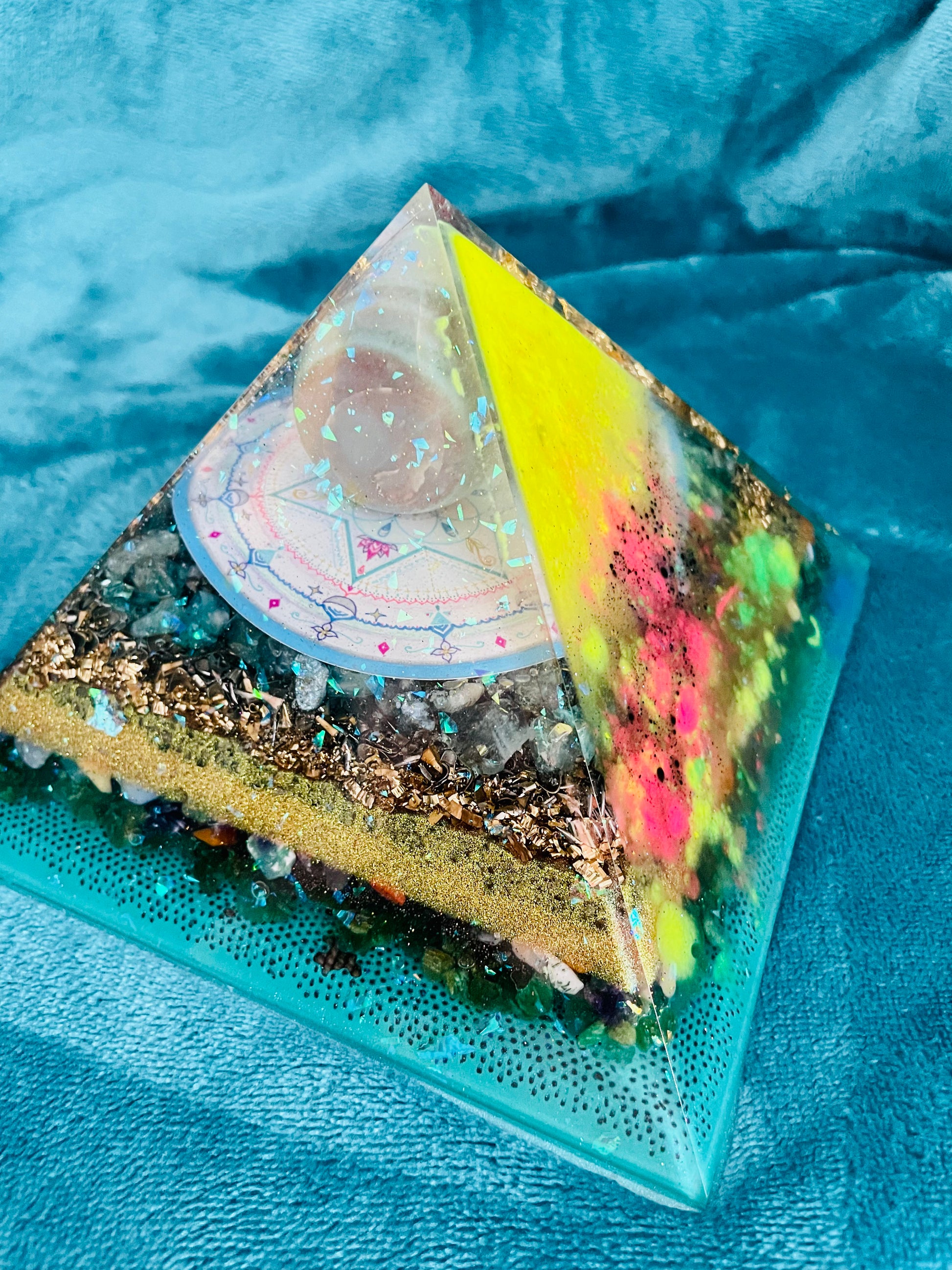 Orgonit Gyza Pyramide „turquoise glow in the dark“ - Gaia-healing.de