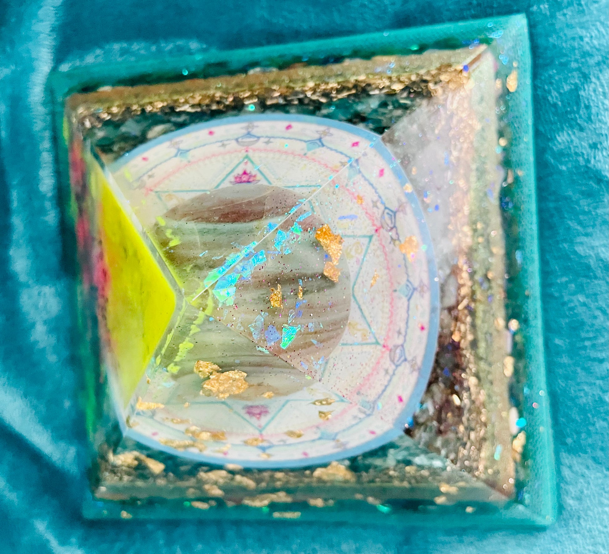 Orgonit Gyza Pyramide „turquoise glow in the dark“ - Gaia-healing.de