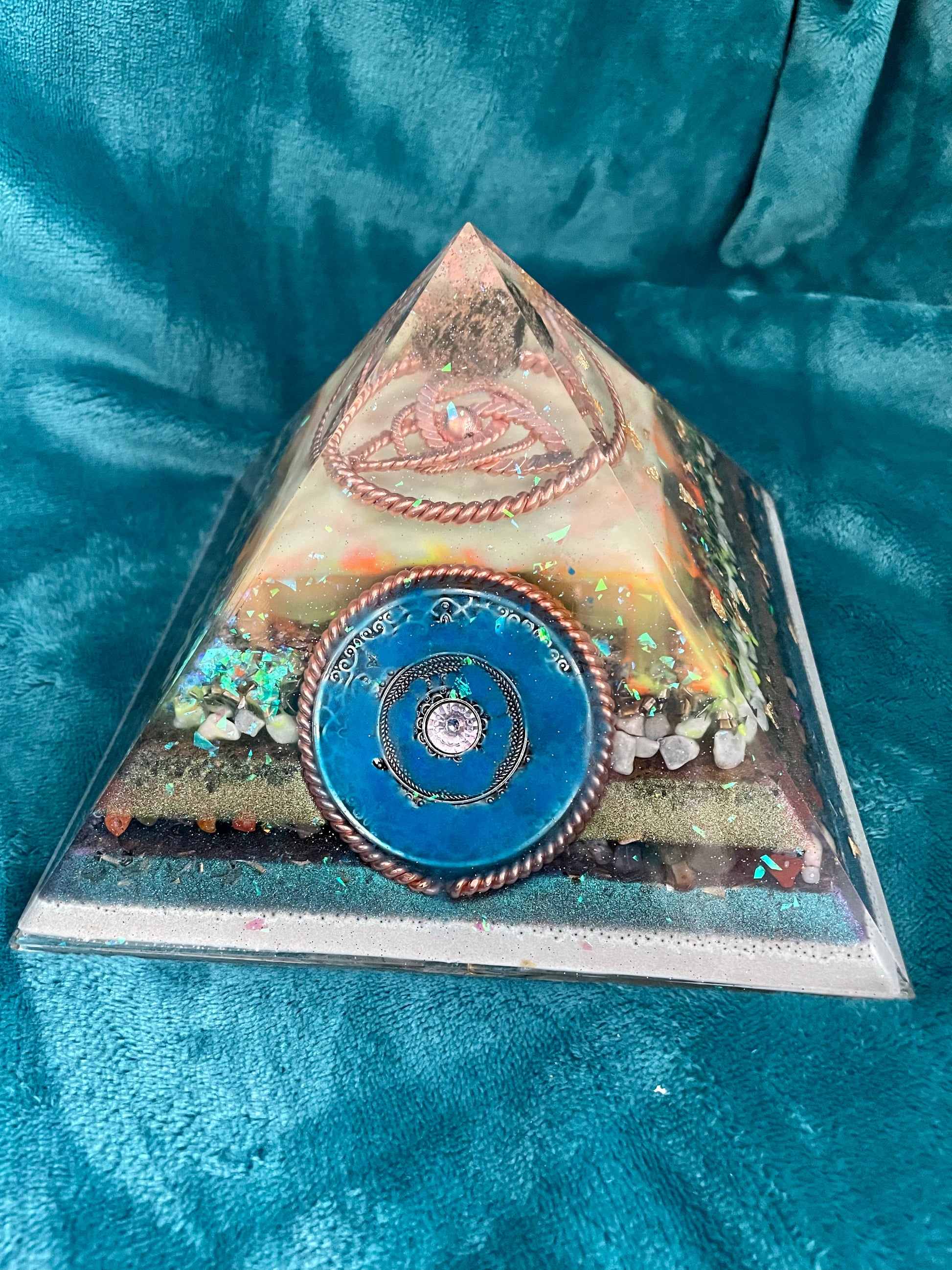 Orgonit Gyza Paramide „Blue eye“ glow in the dark - Gaia-healing.de