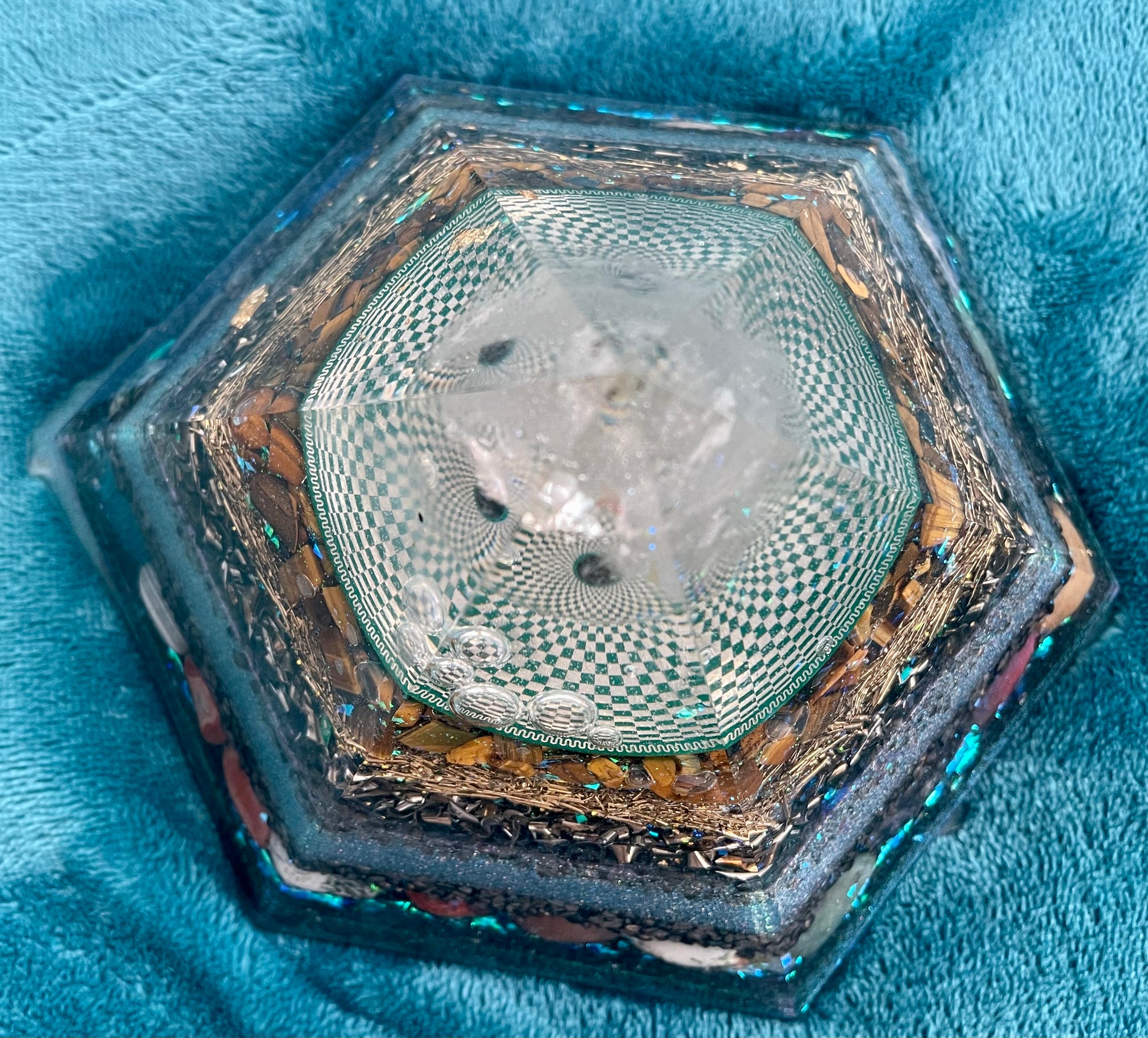 Orgonit Hexagon Pyramide - Gaia-healing.de