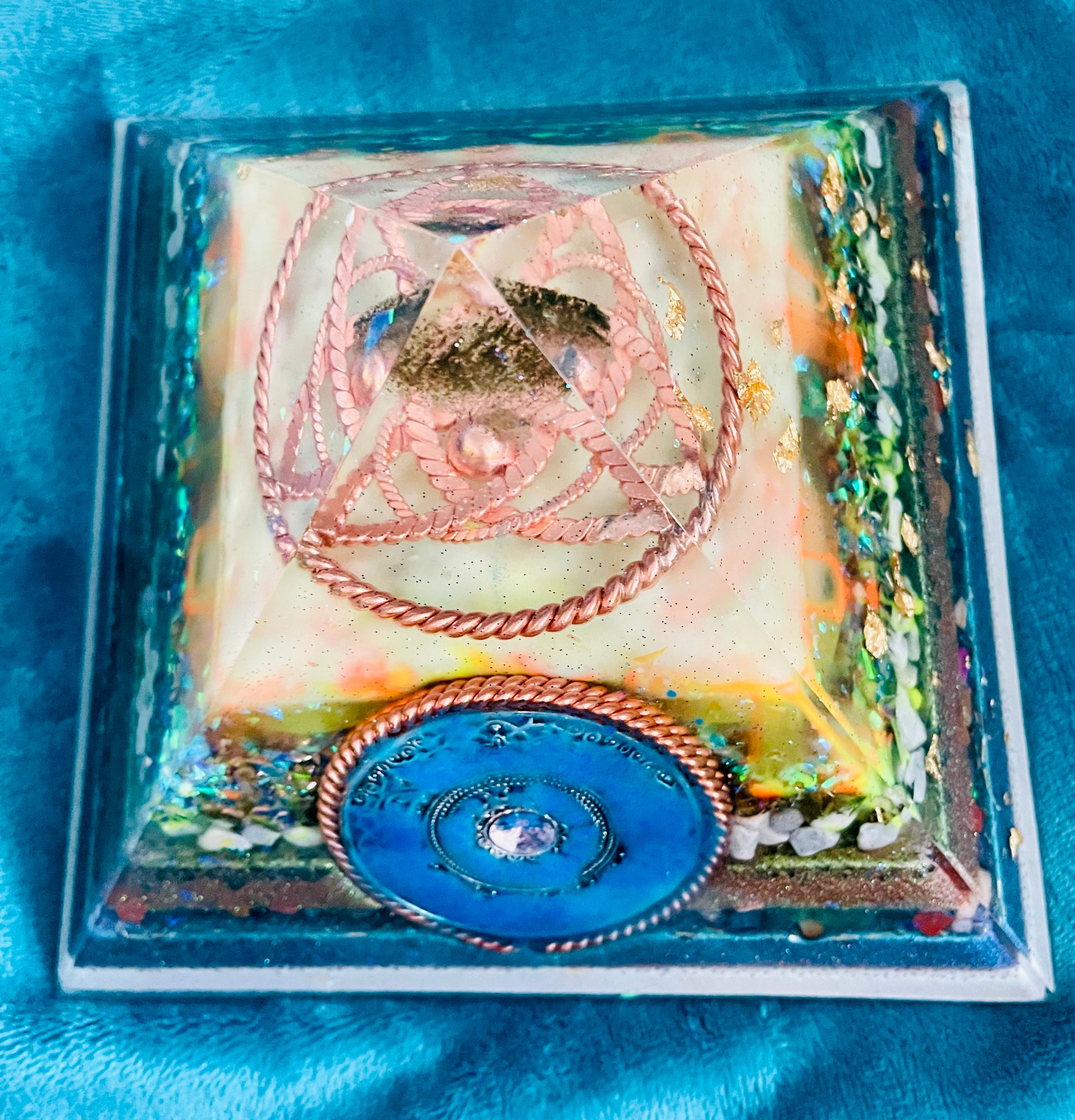 Orgonit Gyza Paramide „Blue eye“ glow in the dark - Gaia-healing.de